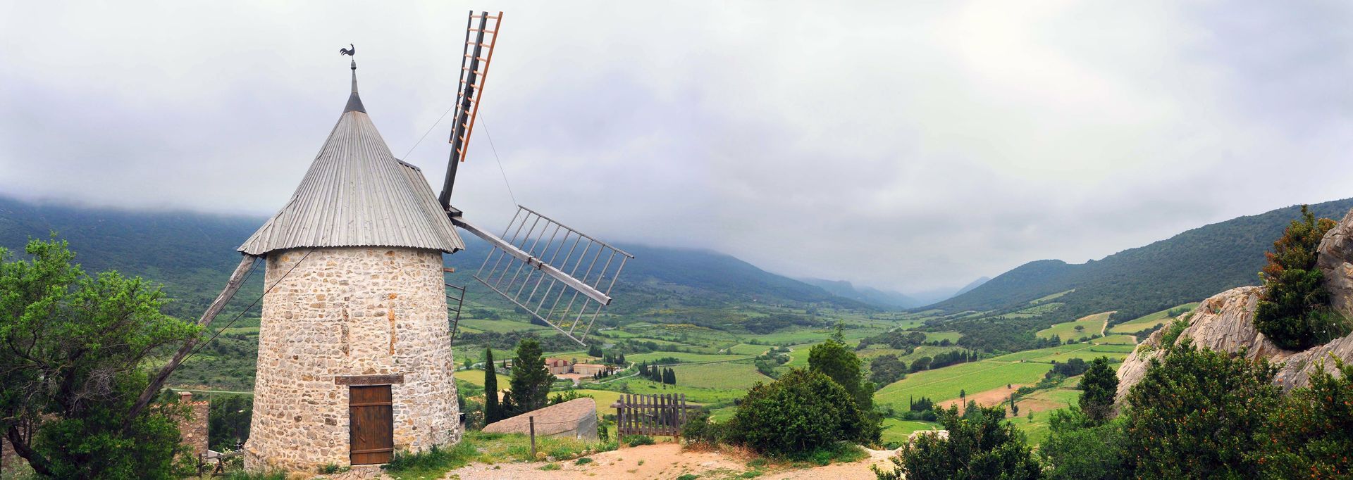 Moulin avec montagnes derrière