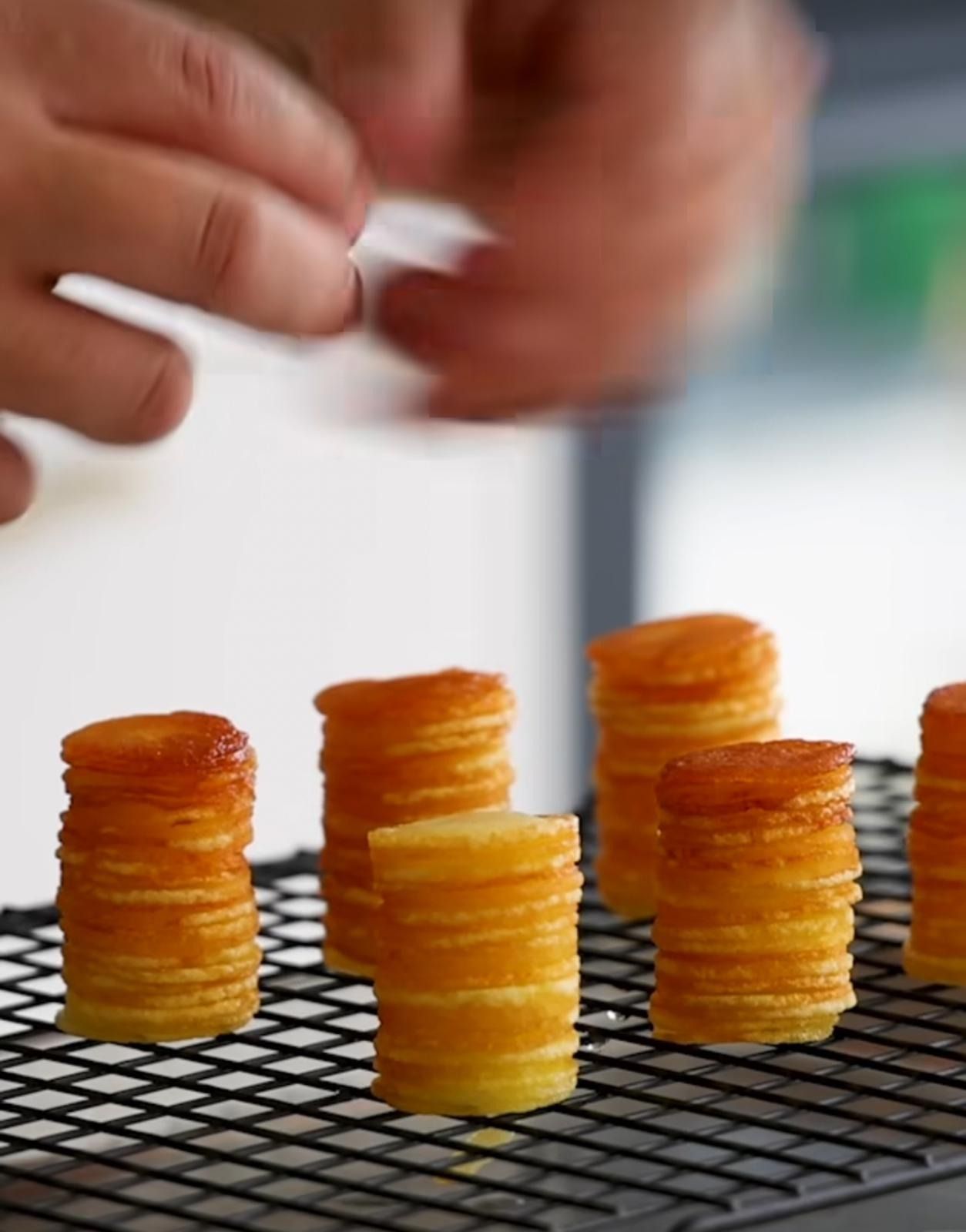 Un montón de pilas de rodajas de naranja sobre una rejilla para enfriar.