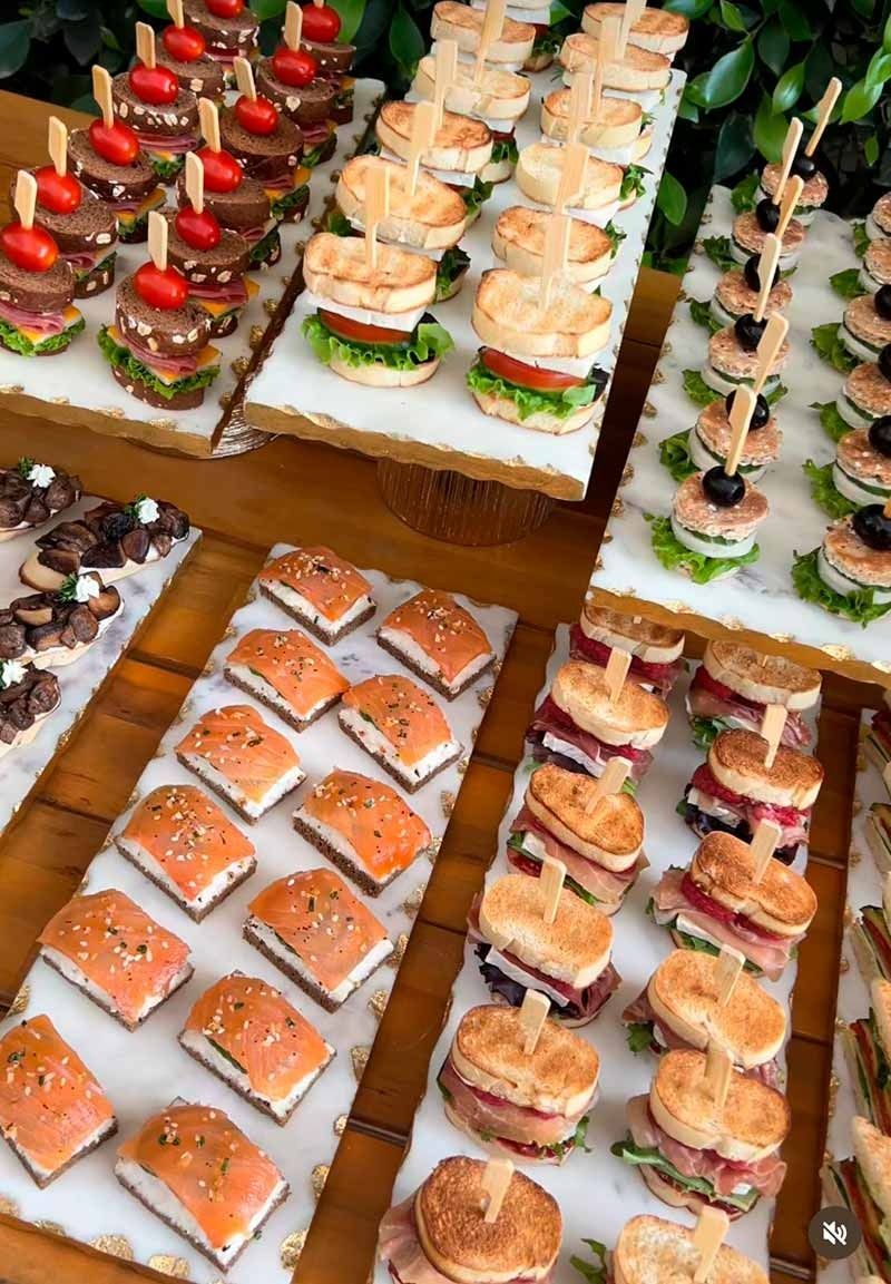 Un montón de sándwiches en brochetas sobre una mesa.