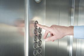 Zwei Aufzüge nebeneinander