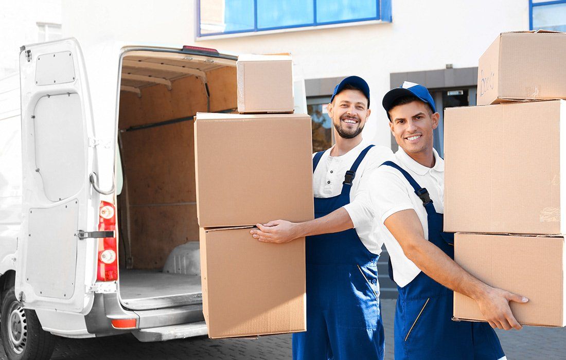 Deux déménageurs qui sourient