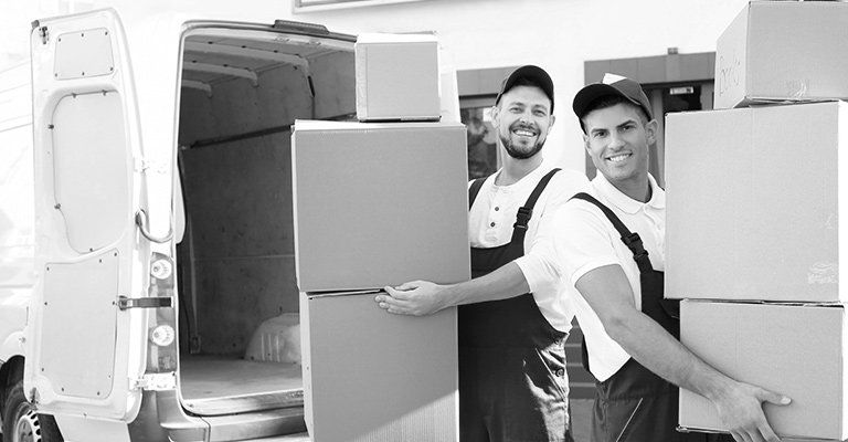 Deux déménageurs et un camion