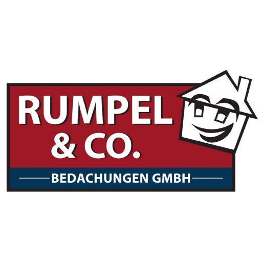Mann in blauem Hemd und blauer Mütze vor einem rot-blauen Ziegeldach