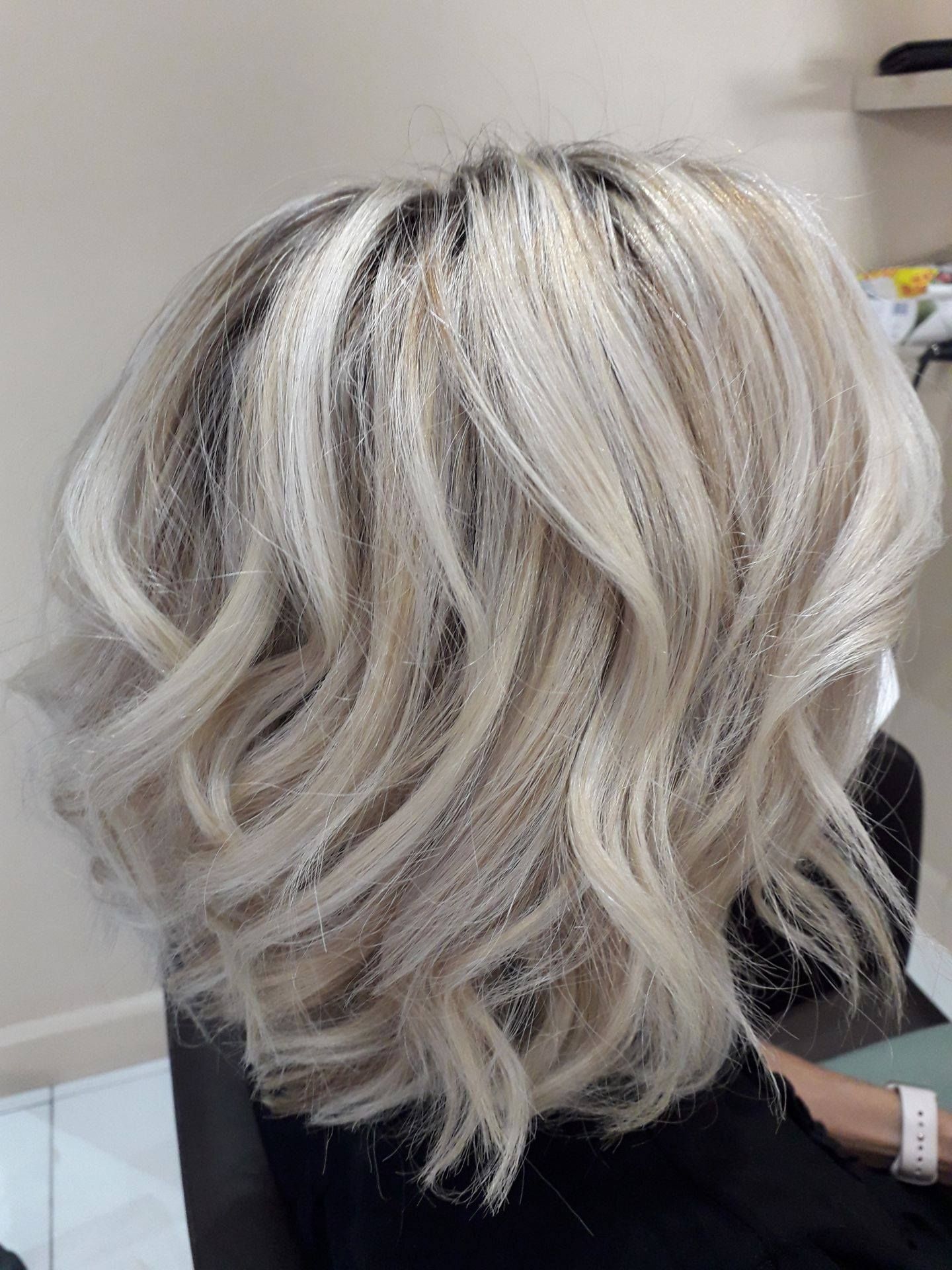 Carré court bouclé blond