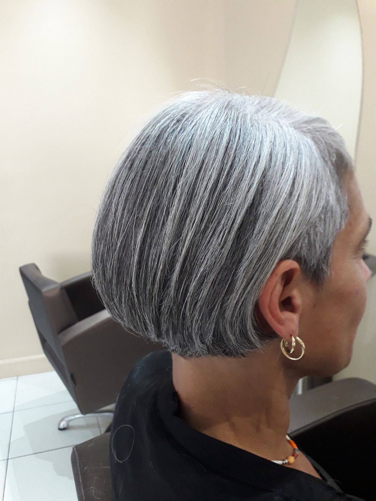 Carré court cheveux gris