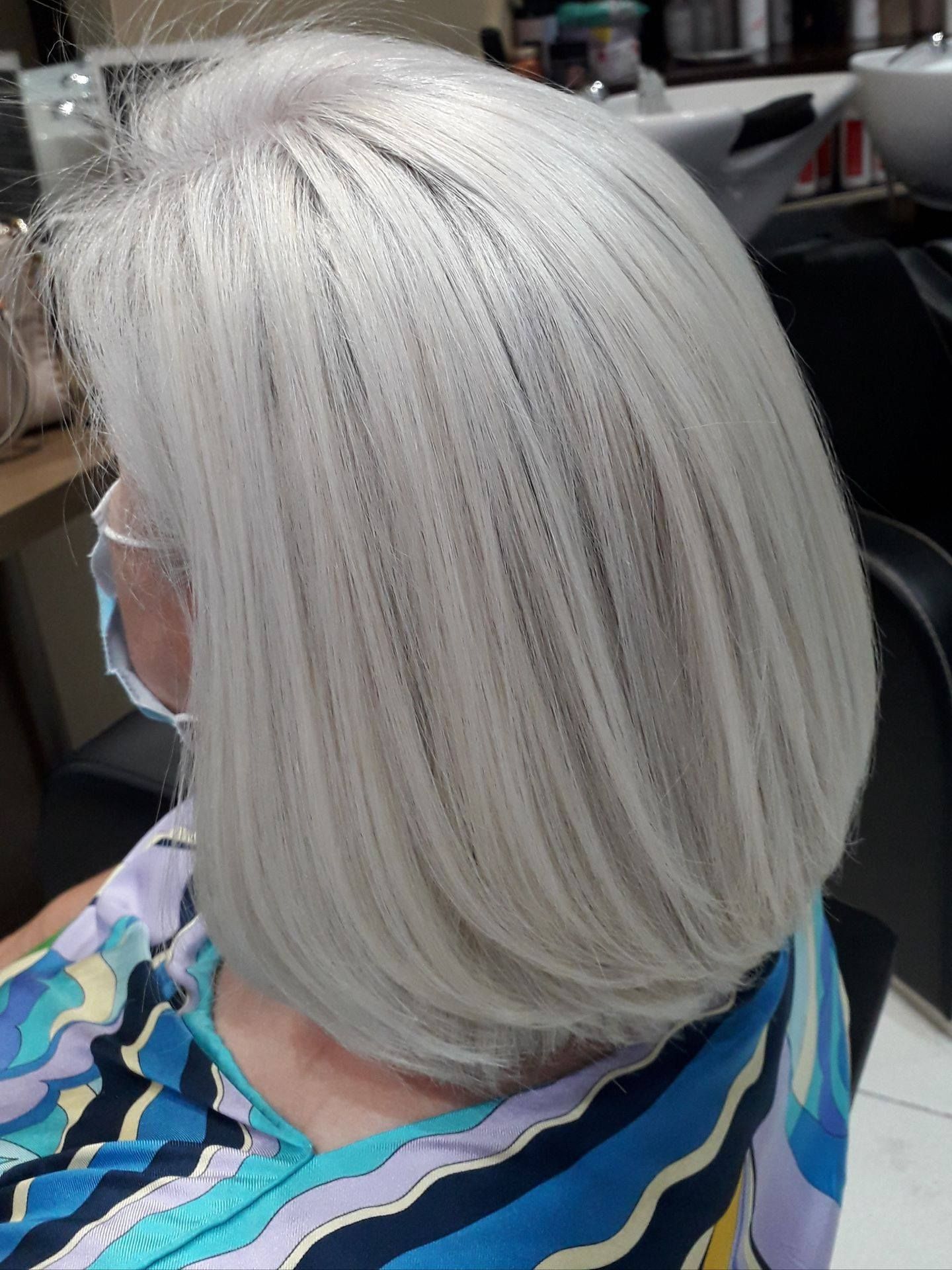 Carré long cheveux blancs