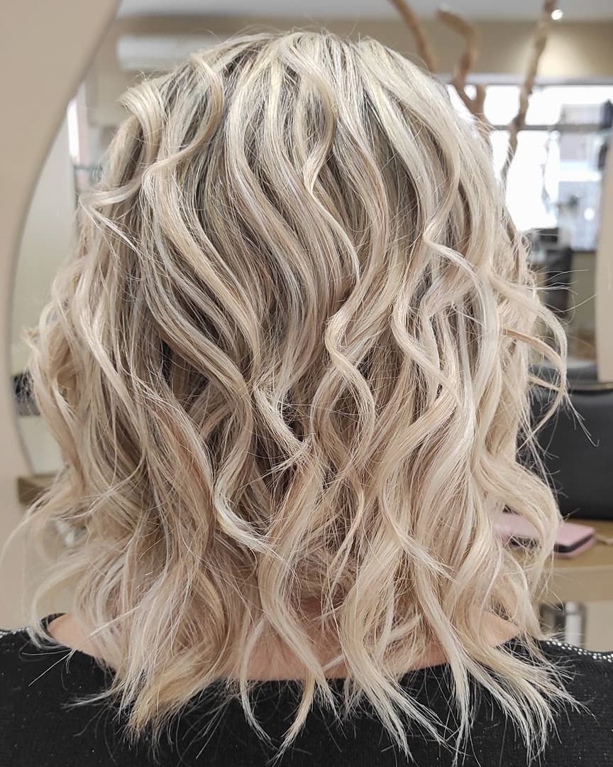 Carré long blond lumineux avec boucles