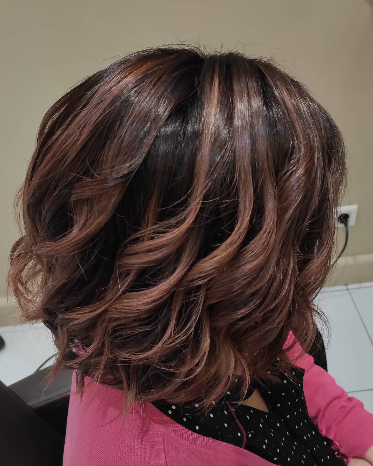 Cheveux courts cholocat avec ombré miel