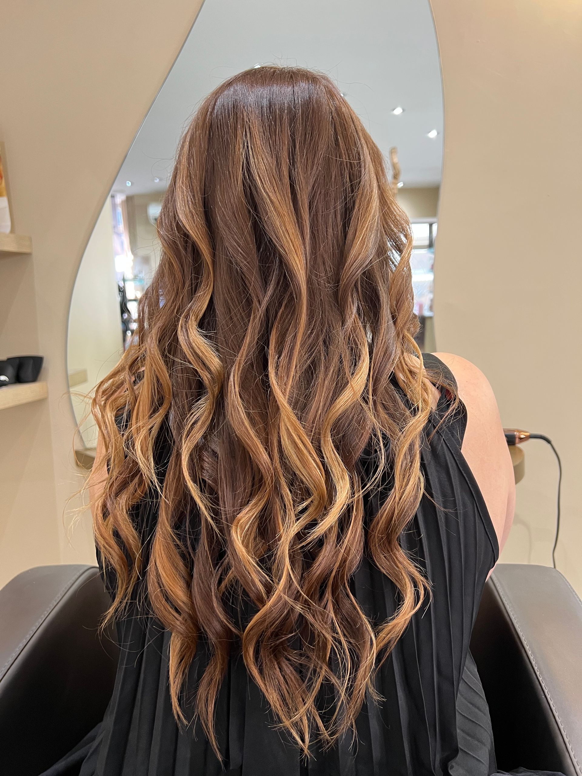 Longs cheveux bruns ondulés