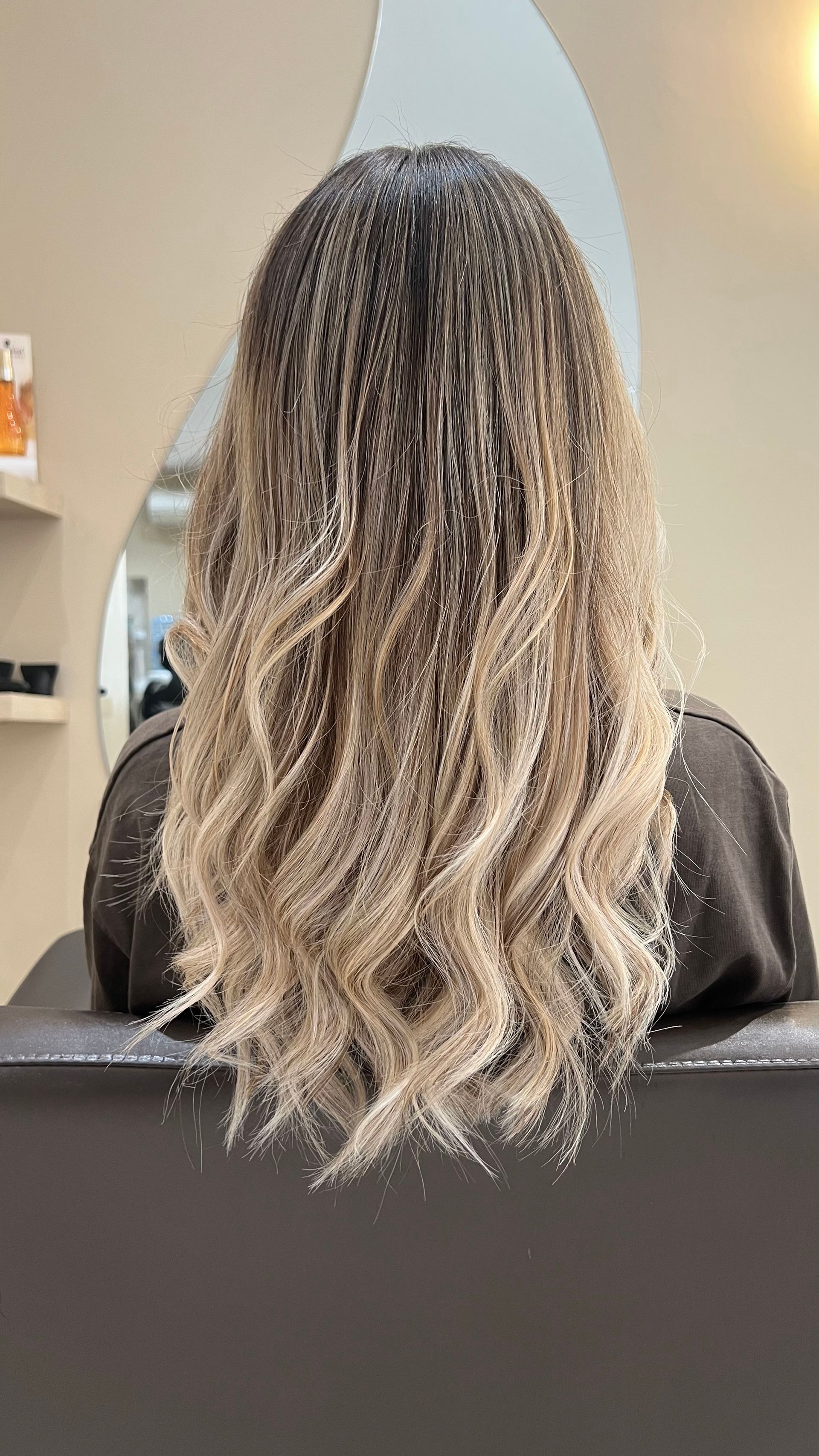 Longs cheveux ombrés et ondulés