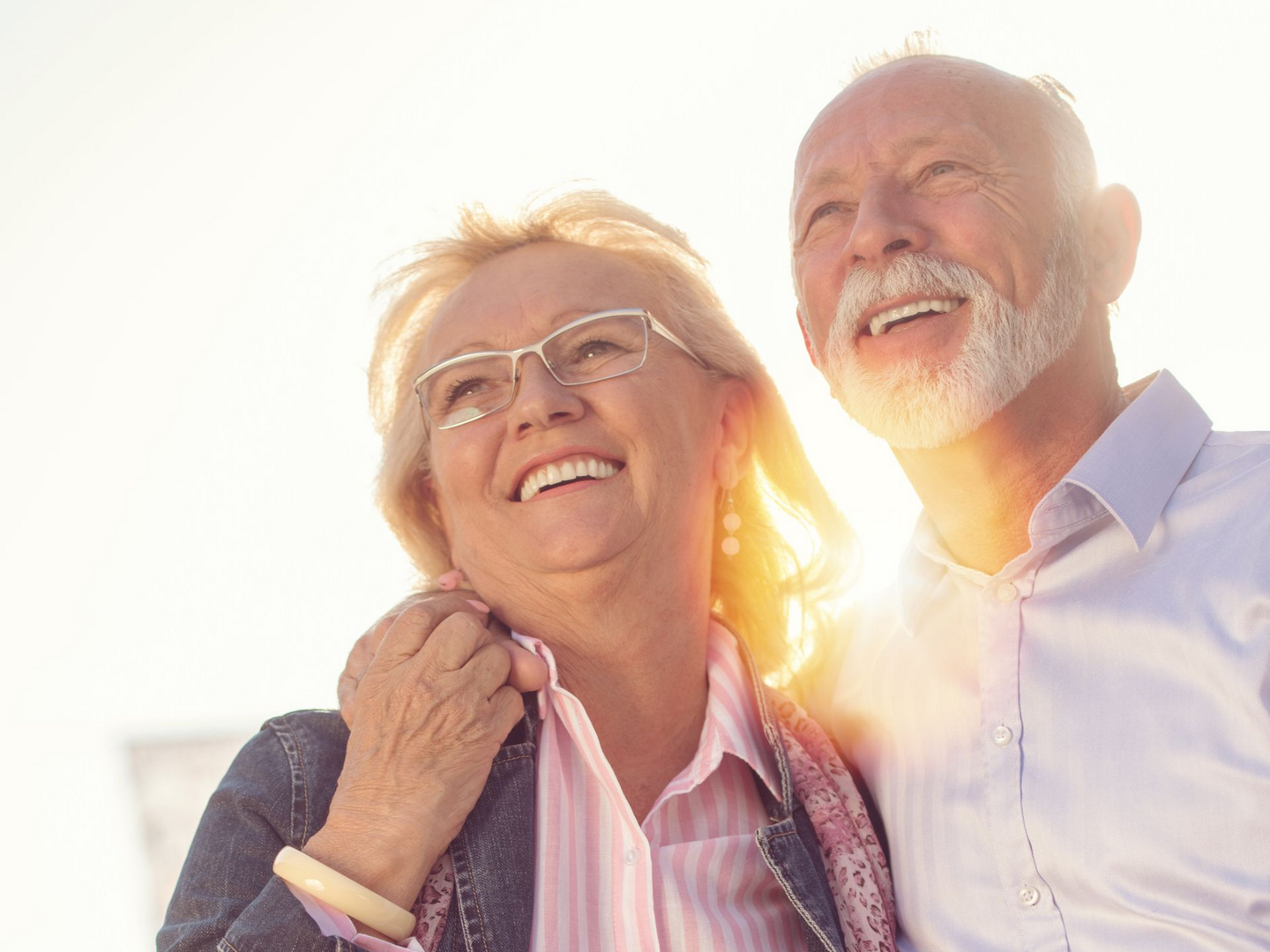 Un couple de personnes âgées devant le soleil