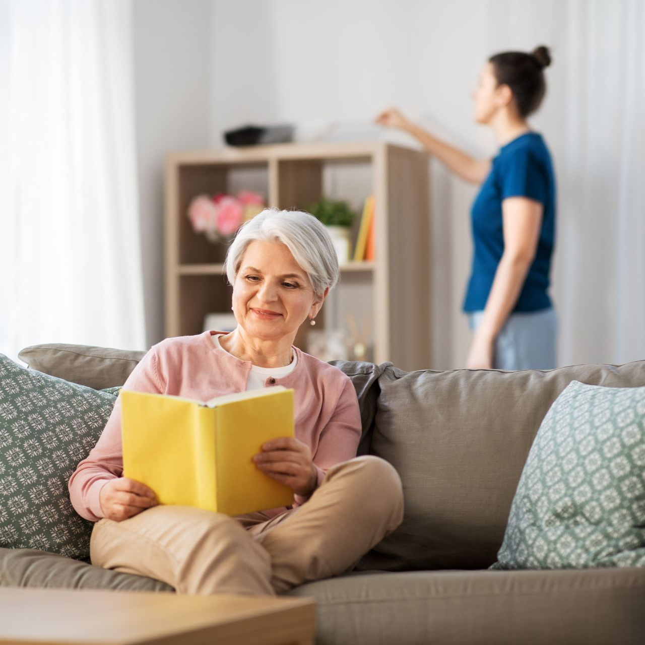Deux femmes cuisinent