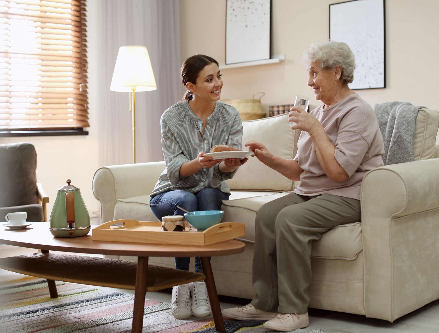 Deux femmes reviennent des courses