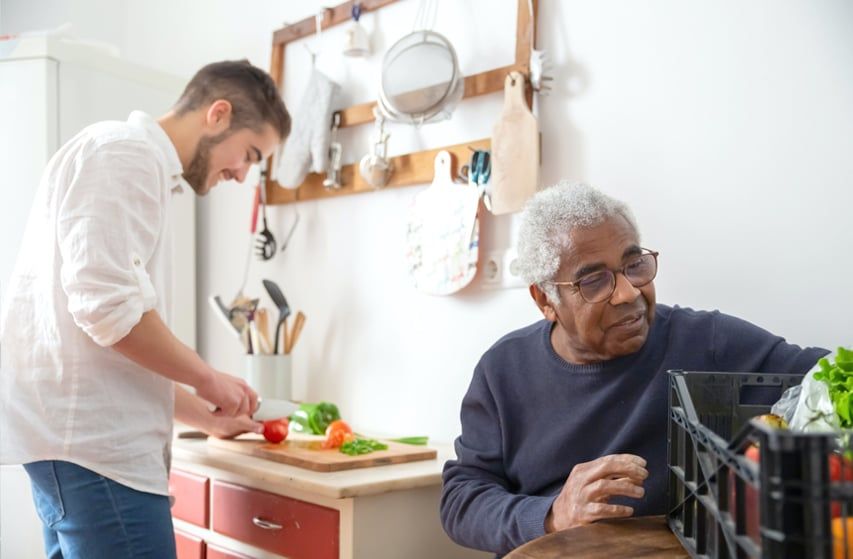 Une femme en tablier de cuisine