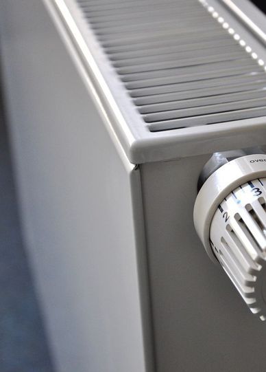 Un primer plano de un radiador con un termostato.