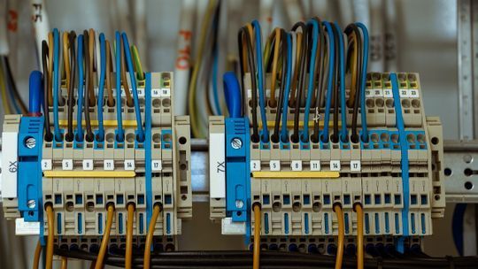 Un montón de cables están conectados a una caja eléctrica.