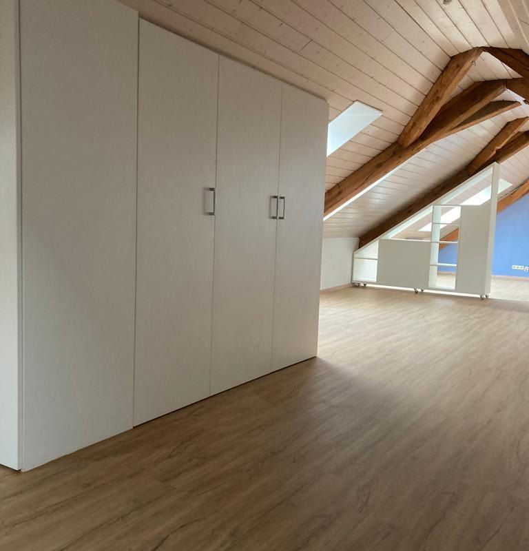 Ein großer Weißer Kleiderschrank