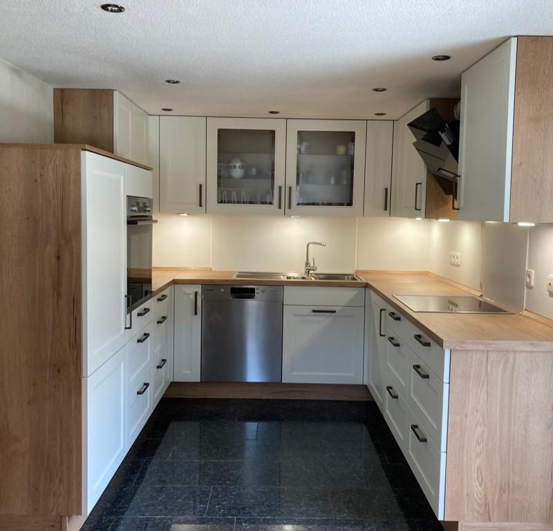 Eine weiß braune Küchenzeile