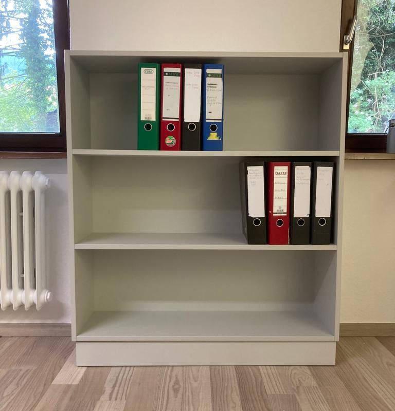 Ein weißes Bücherregal