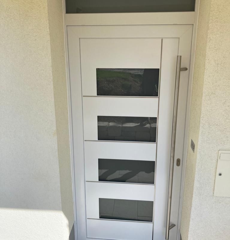 Eine weiße Tür mit Fensterstreifen