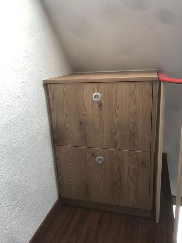 ein kleiner brauner Schrank