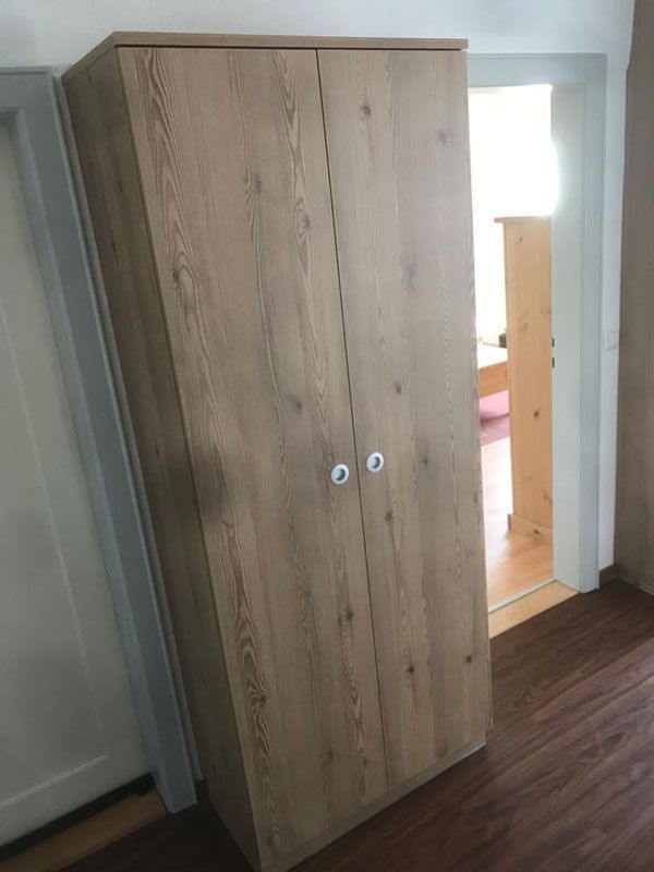 ein brauner Kleiderschrank