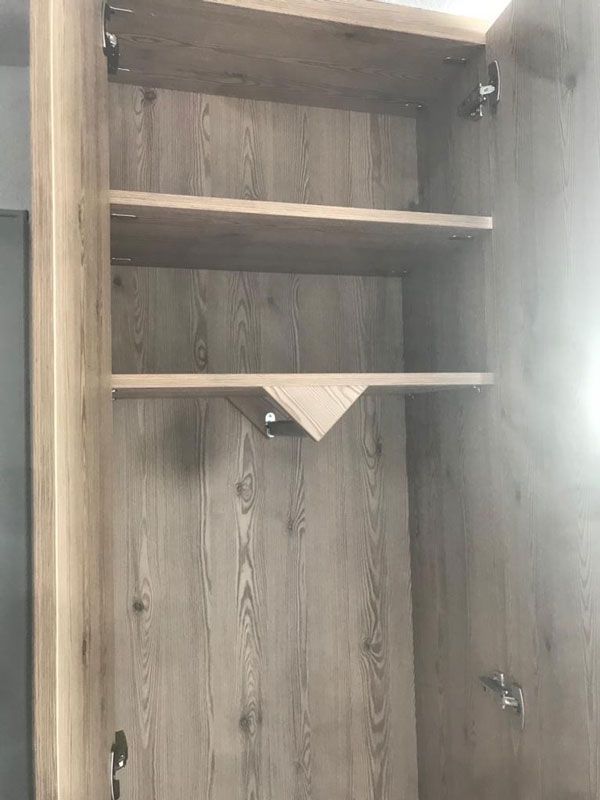ein brauner von Innen Schrank