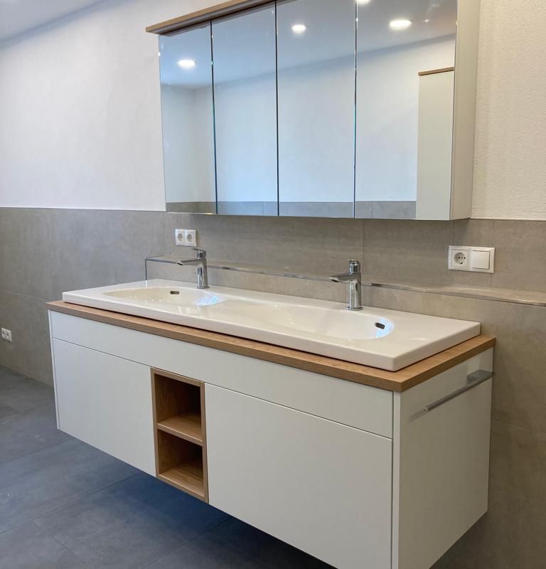 ein Badezimmer mit einem Waschbecken und einem Spiegel