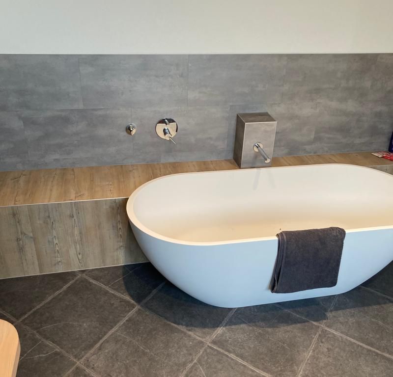 ein Badezimmer mit Wanne