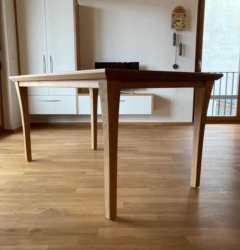 ein Holztisch steht in einem Wohnzimmer 