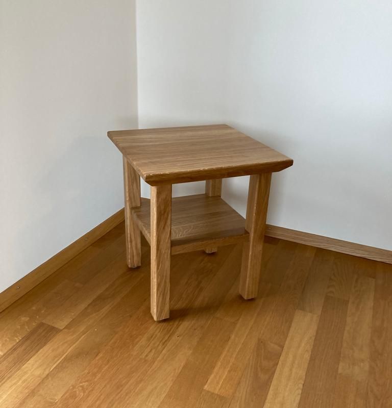 ein Holz Abstelltisch