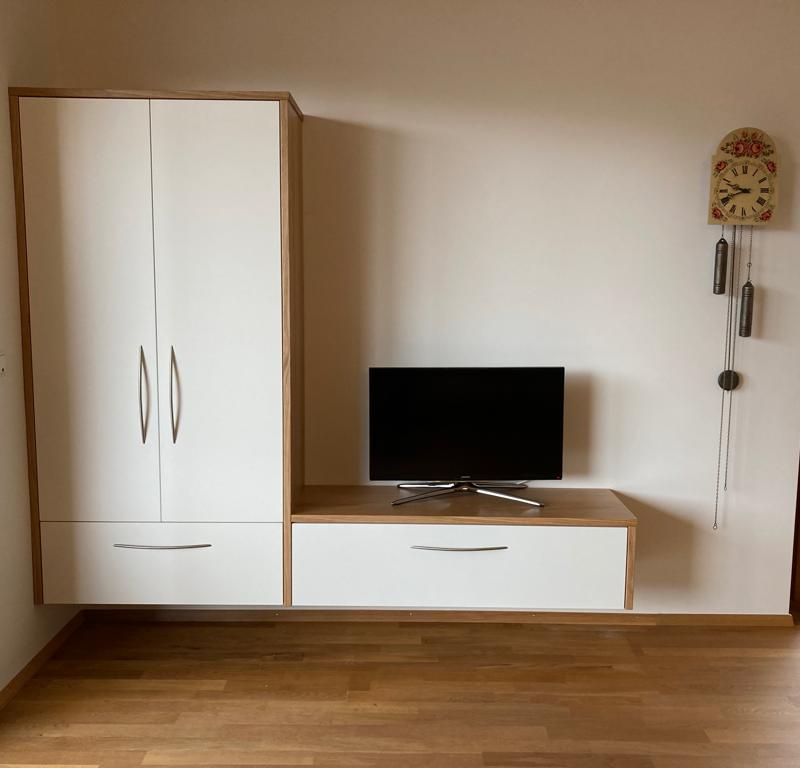 Eine Fernseher Wand aus hängenden Holzmöbeln