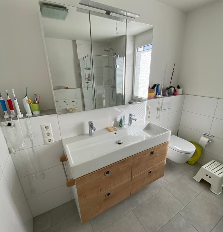 ein Badezimmer mit einem Waschbecken und einem Spiegel