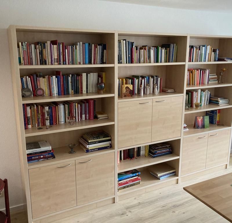  Einbauwand mit vielen Fächern