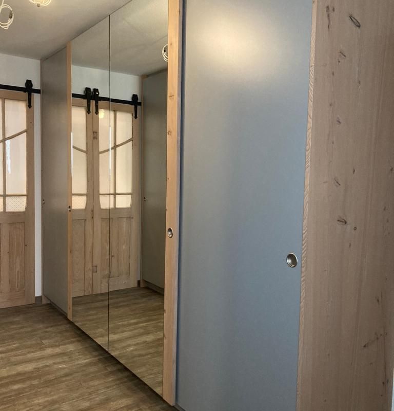 ein Flur mit Verspiegelten Schränken 