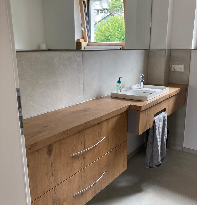 ein Badezimmer mit einem Waschbecken und einem Spiegel