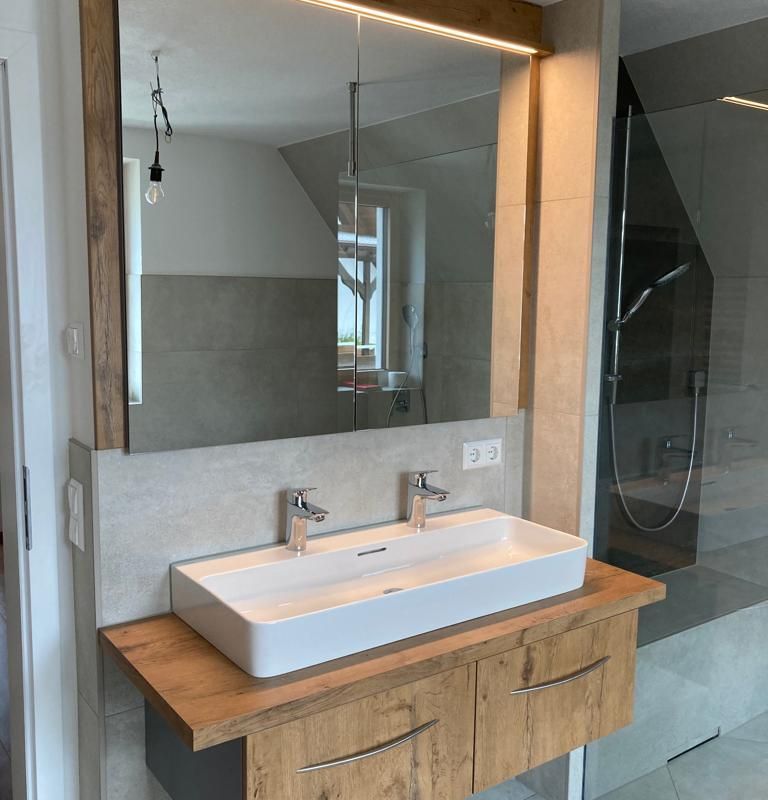 ein Badezimmer mit einem Waschbecken und einem Spiegel