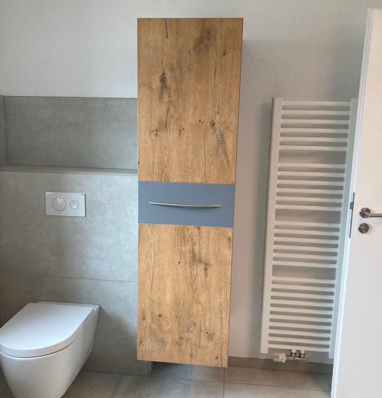 ein Badezimmerschrank