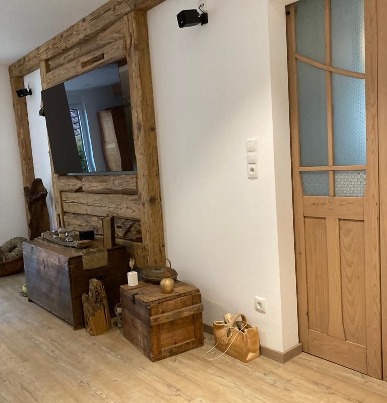 Eine TV Zeile mit Holzkisten zu Deko