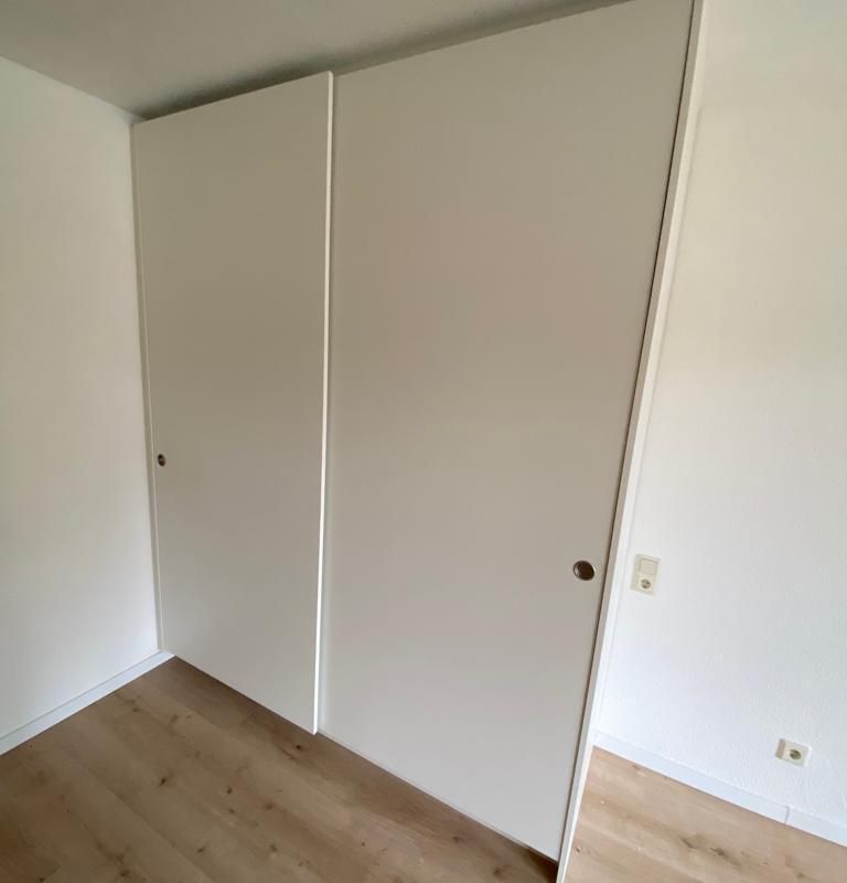 eine Schiebetür in einen begehbaren Kleiderschrank