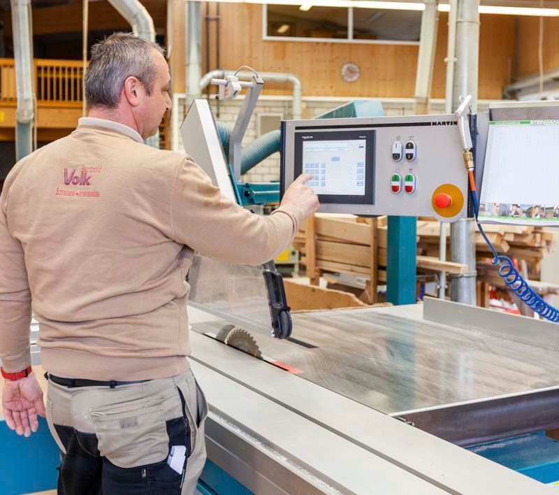 Ein Tischler beim Arbeiten