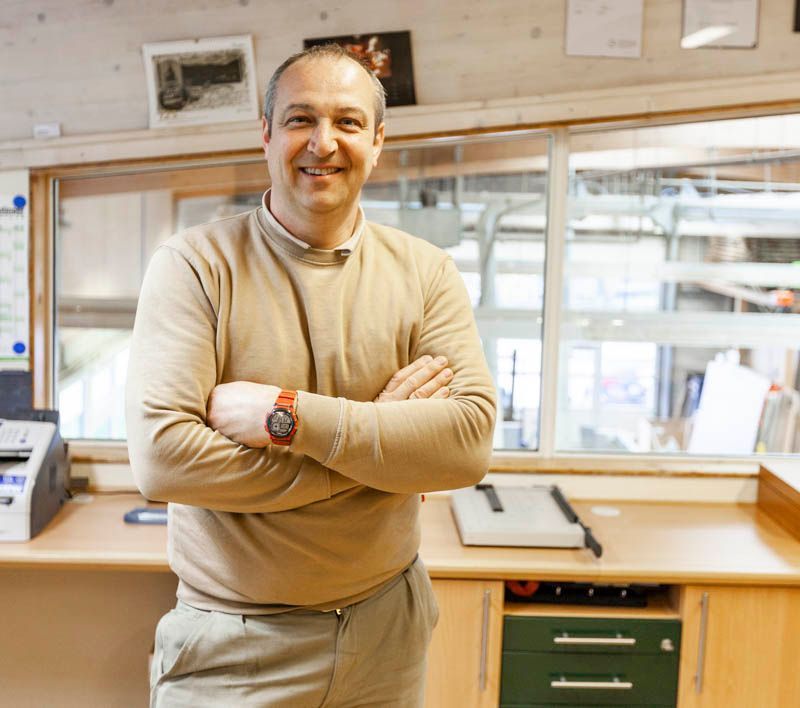 Ein Mitarbeiter der lächelt