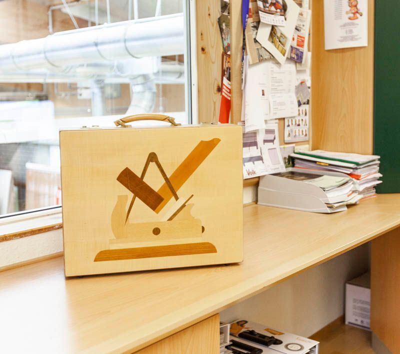 Ein kunstvoll verzierter Holzkoffer.