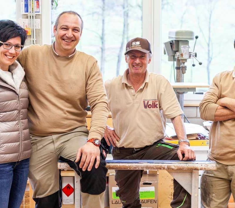 Mitarbeiter posieren für ein Foto