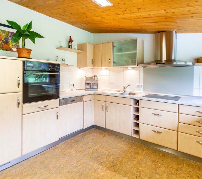 Eine helle moderne Küchenzeile