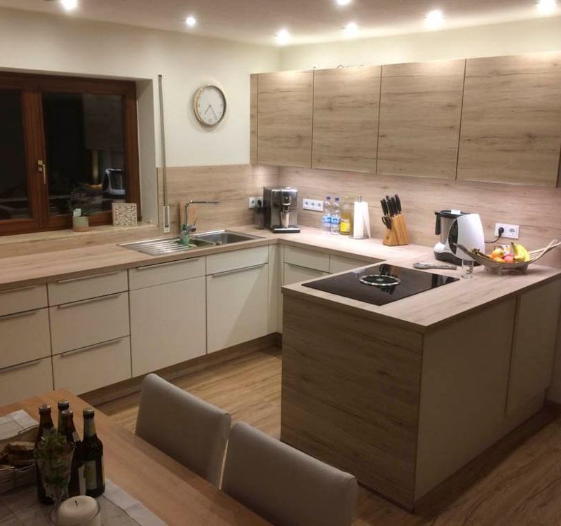 eine Küche mit einem Tisch und Stühlen 