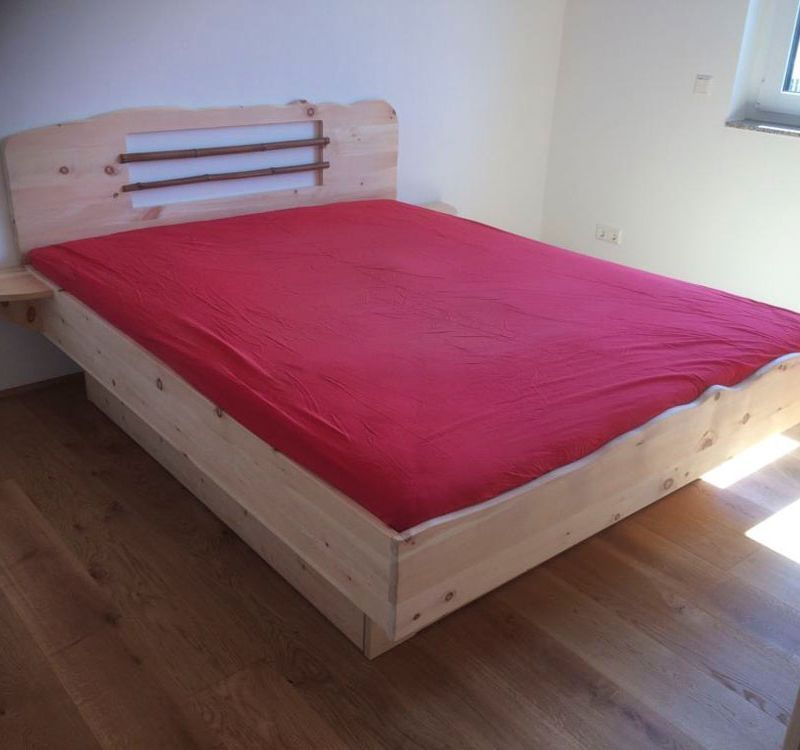 ein Schlafzimmer mit einem Holzbett 
