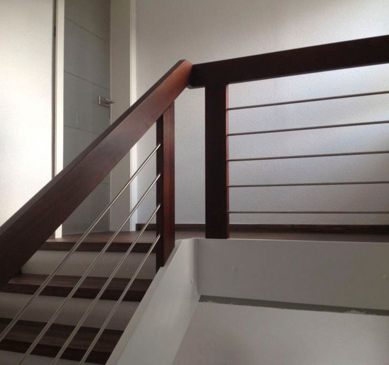 eine Treppe mit Holzstufen und einem Holzgeländer