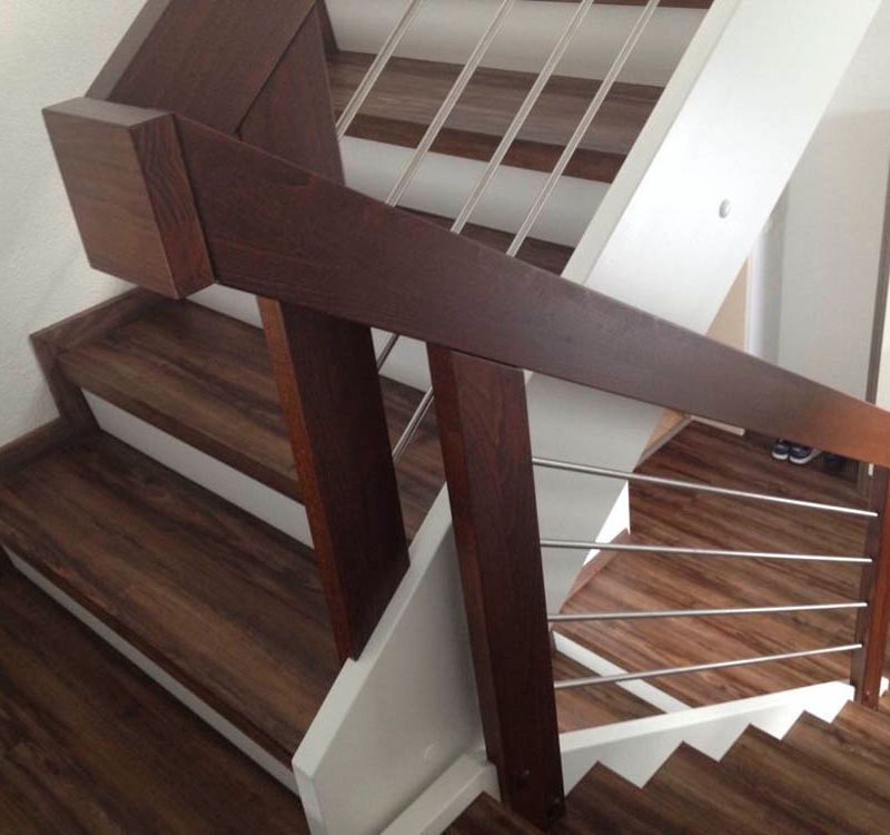 eine Treppe mit Holzstufen und einem Holzgeländer