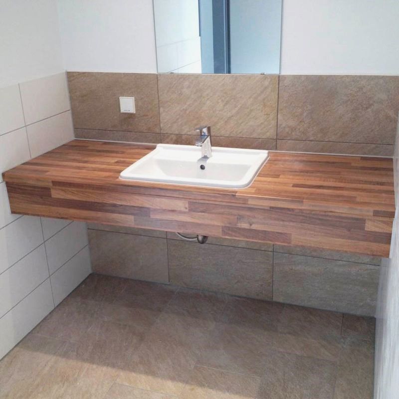 ein Badezimmer mit einem Waschbecken und einem Spiegel